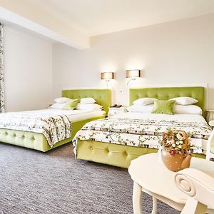 Deluxe Family Room with Pool View Free Pickup